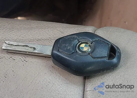 2004 BMW 325Xi из США, поврежденный, VIN WBAEU33424PM60426